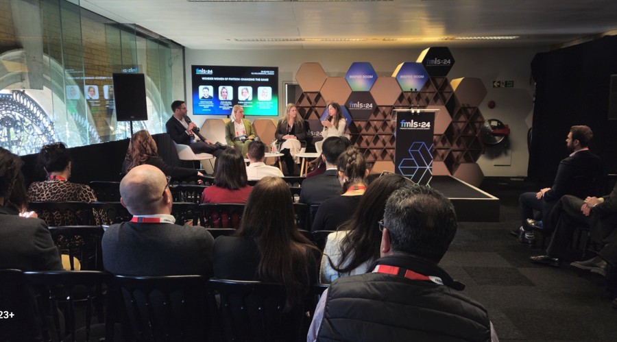 根据网络监测平台 DownDetector,近期美国亚马逊的服务出现了严重问题,用户报告显示,截止到美国东部时间下午 12:47,已经有超过9806起关于亚马逊服务中断的投诉。