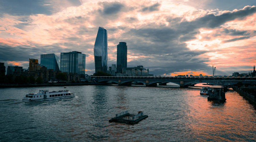 当地时间 2 月 26 日,美国参议院以 56 票赞成、43 票反对确认贾米森·格里尔担任美国贸易代表,格里尔是一位拥有国际贸易法专业背景的律师,曾在特朗普的首个总统任期内担任前美国贸易代表罗伯特·莱特希泽的幕僚长。