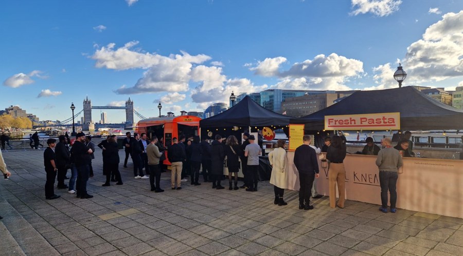 周三（2月26日），“Magnificent 7”中的表现为：英伟达上涨3.67%，Meta Platforms上涨2.46%，亚马逊上涨0.68%，微软上涨0.46%；谷歌 A 下跌1.53%，苹果下跌2.7%，特斯拉下跌3.96%。另外，台积电ADR上涨2.77%，礼来制药上涨1.46%，AMD上涨0.75%，巴菲特的伯克希尔哈撒韦B类股下跌1.14%。