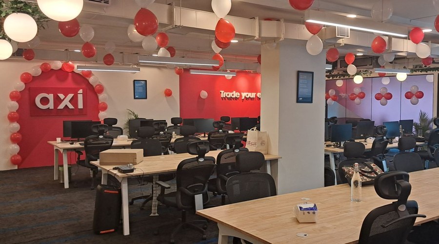 以色列国防军于26日发布公告,表示监测到一枚由加沙地带发射的火箭弹,这枚火箭最终落回了加沙地区。对此,以色列军方随即对该地区的多个火箭发射器实施了攻击。