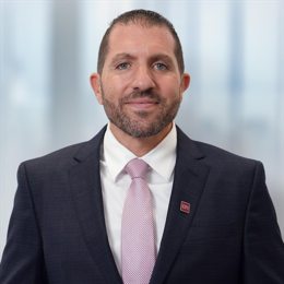 英国财政大臣表示,尽管特朗普威胁要大范围征收贸易关税,仍然希望与美国加强经济合作,以规避这些潜在的关税。他指出,在特朗普首次就任总统时,英美之间的贸易和投资得到了显著增长,因此他对当前形势仍持乐观态度。