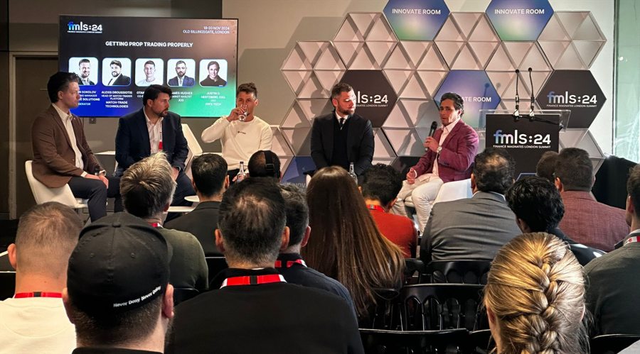 英国财政大臣表示，尽管特朗普威胁要大范围征收贸易关税，仍然希望与美国加强经济合作，以规避这些潜在的关税。他指出，在特朗普首次就任总统时，英美之间的贸易和投资得到了显著增长，因此他对当前形势仍持乐观态度。